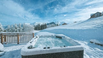 Tina de hidromasaje al aire libre