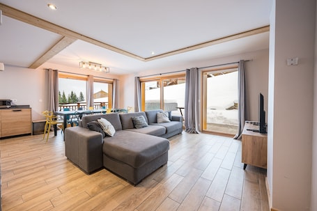 TV. Chalet 'Germain Ski Lodge' with Balcony and Wi-Fi