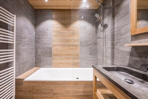 Douche, sèche-cheveux