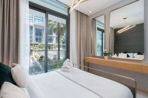 مكواة/لوح كي وسرير سفر وواي فاي وملاءات أسرّة