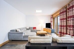 TV - Chalet 'Salt Lake' with Mountain View, Private Terrace and Wi-Fi (Fontcouverte-la-Toussuire)