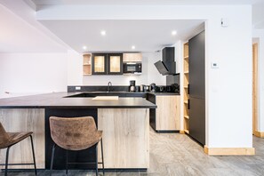 ثلاجة، ميكروويف، فرن، موقد طهي مسطح