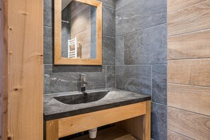 Shower - Chalet 'Salt Lake' with Mountain View, Private Terrace and Wi-Fi (Fontcouverte-la-Toussuire)