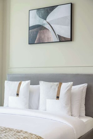 Iron/ironing board, travel crib, WiFi, bed sheets