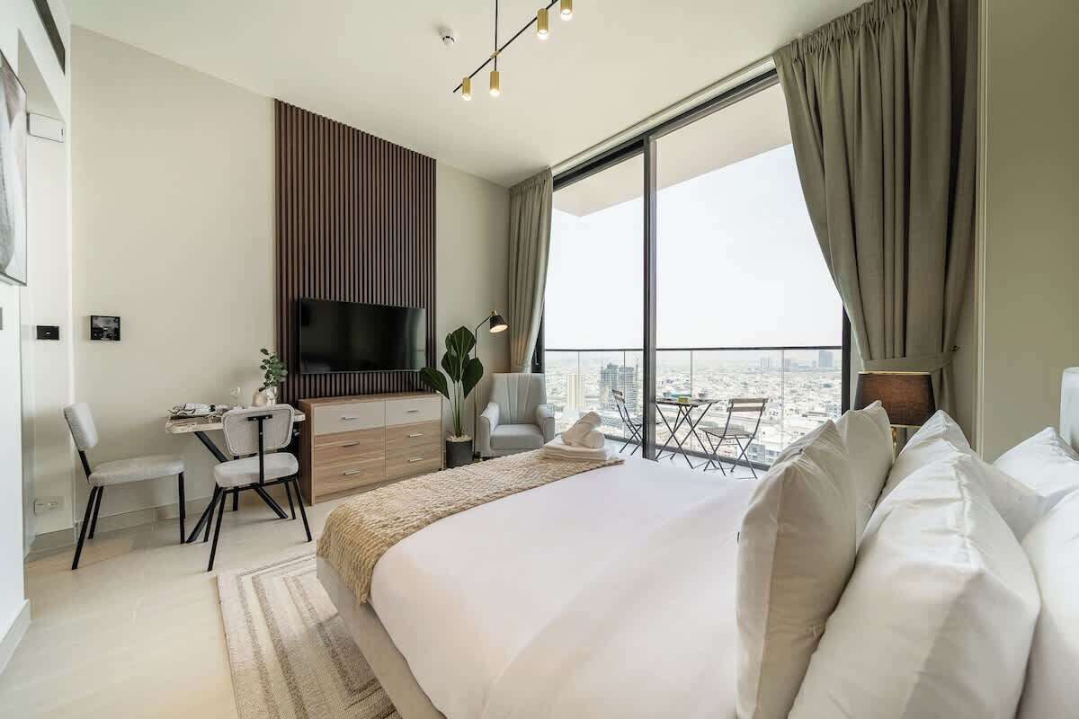 Iron/ironing board, travel crib, WiFi, bed sheets