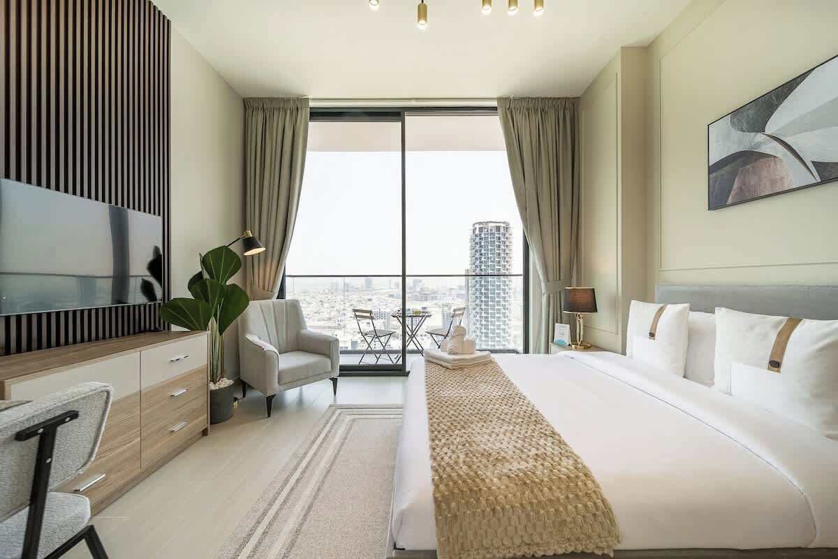 Iron/ironing board, travel crib, WiFi, bed sheets