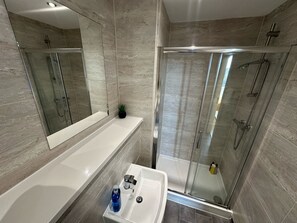 Dusche, Haartrockner, Handtücher, Seife