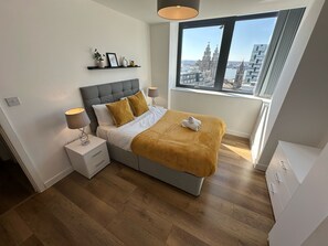 2 habitaciones, tabla de planchar con plancha y cuna de viaje 