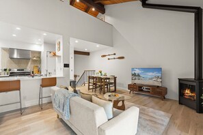 Smart-TV, Kamin, Arbeitsbereiche