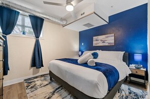 1 habitación, escritorio, tabla de planchar con plancha y cuna de viaje