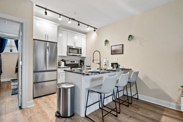 Refrigerador, microondas, horno, placa de cocina