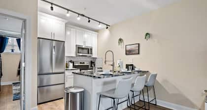 Cozy King Bed Suite ~ Free Parking & Ground Floor!