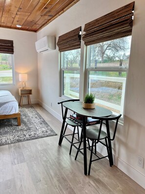 Dining - Charming bungalow in Clovis foothills with AC (Prather)