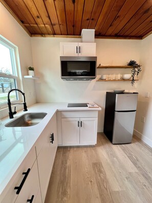 Private kitchen - Charming bungalow in Clovis foothills with AC (Prather)