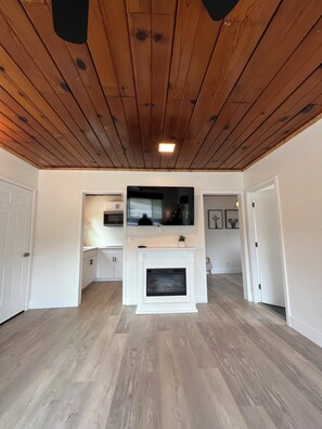 Interior - Charming bungalow in Clovis foothills with AC (Prather)