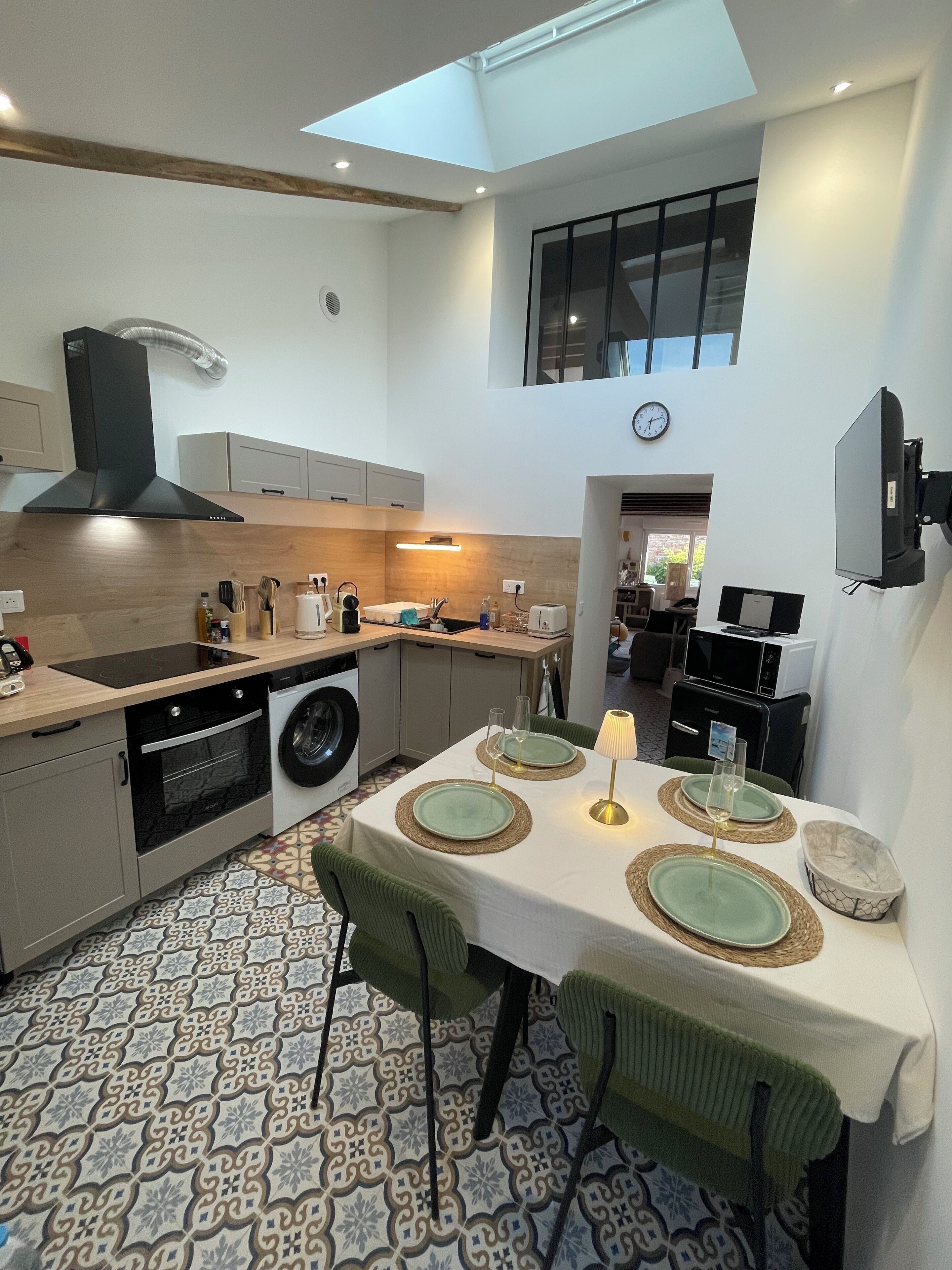 冷蔵庫、電子レンジ、オーブン、コンロ