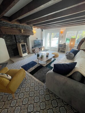 Smart TV, fireplace, books, stereo