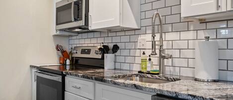 ثلاجة، ميكروويف، فرن، موقد طهي مسطح