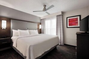 1 bedroom, WiFi, bed sheets - Executive King 1BR Suite w/Breakfast, Pool & Gym (Addison)