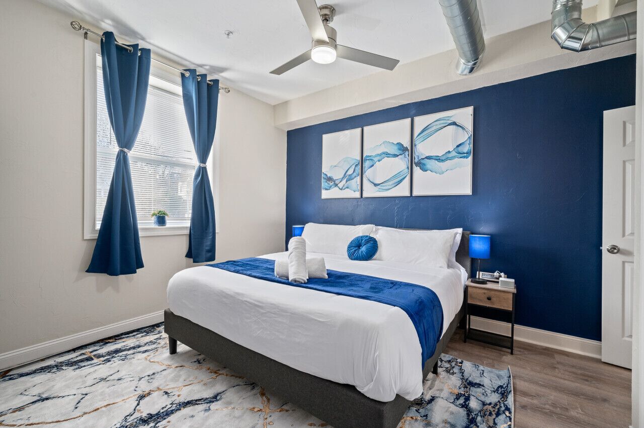 2 chambres, bureau, fer et planche à repasser, lit de bébé portatif