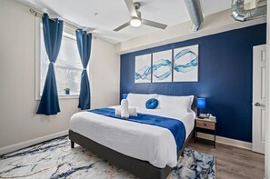 2 habitaciones, escritorio y tabla de planchar con plancha