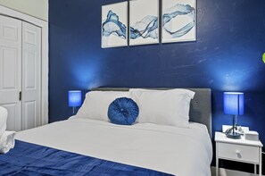 3 chambres, bureau, fer et planche à repasser, lit de bébé portatif