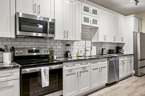 Kylskåp, mikrovågsugn, ugn och spishäll