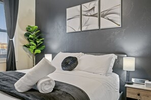 3 sovrum, skrivbord, strykjärn/strykbräda och resesäng