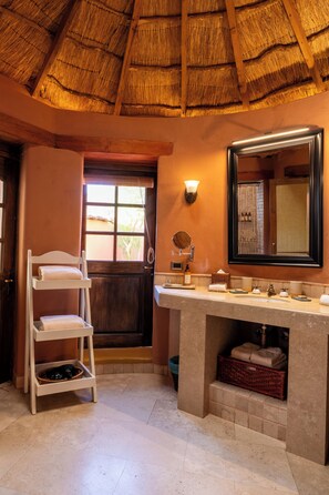 Round Room | Bathroom | Free toiletries, towels, soap, shampoo - Awasi Atacama (San Pedro de Atacama)