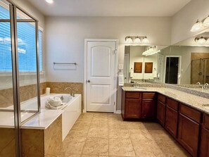 Hair dryer, towels, soap, toilet paper - Gorgeous house in The Woodlands (Spring)