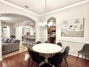 Interior - Gorgeous house in The Woodlands (Spring)