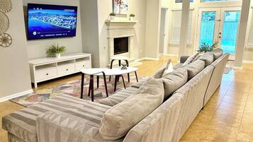 Televisión y chimenea