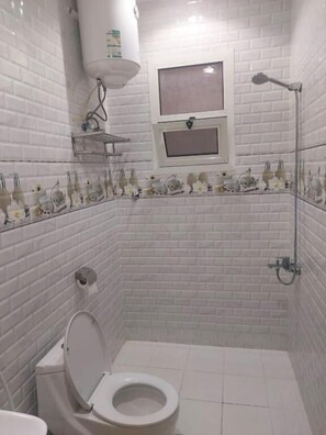 Duschwanne, kostenlose Toilettenartikel, Haartrockner, Handtücher