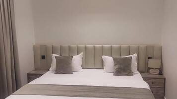 Brankas, tirai kedap cahaya, kedap suara, dan setrika/meja setrika