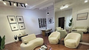 Una sala de estar moderna con un conjunto de sofá, una mesa de centro y un comedor.