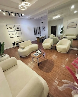 Departamento Deluxe, balcón, vista a la ciudad | Área de sala de estar