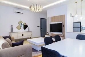 Departamento Deluxe, balcón, vista a la ciudad | Área de sala de estar