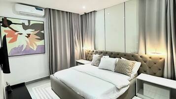 Deluxe appartement, balkon, uitzicht op de stad | Een bureau, een laptopwerkplek, verduisterende gordijnen