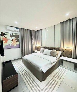 Departamento Deluxe, balcón, vista a la ciudad | Escritorio, espacio para trabajar con laptop y cortinas blackout 