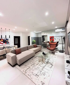 Departamento Deluxe, balcón, vista a la ciudad | Área de sala de estar