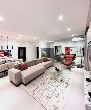 Departamento Deluxe, balcón, vista a la ciudad | Área de sala de estar