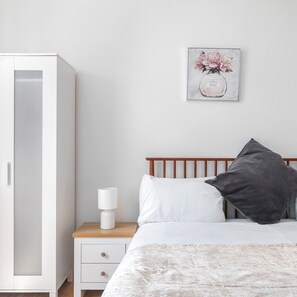 3 bedrooms, iron/ironing board, WiFi, bed sheets