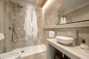 Douche, sèche-cheveux, serviettes fournies