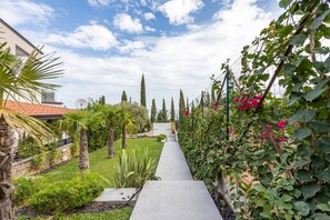 Property grounds - Apartment 'Picahouse Two' with Sea View, Private Terrace and Wi-Fi (Sant'Onofrio)