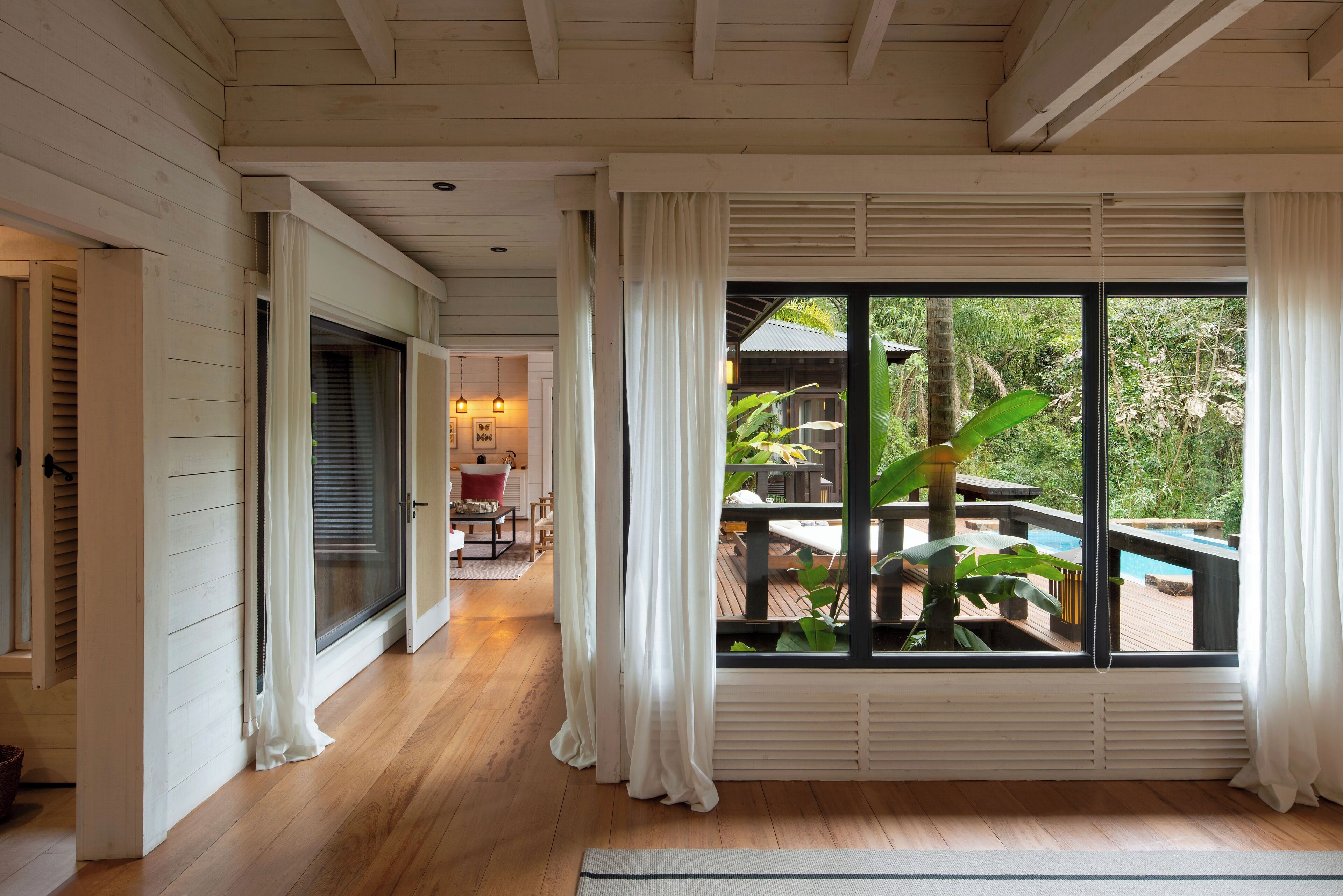 客房内保险箱、办公桌、免费 WiFi