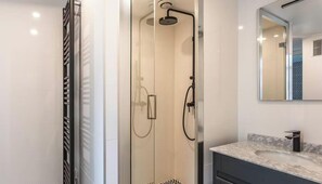 Dusche, Haartrockner, Handtücher, Seife