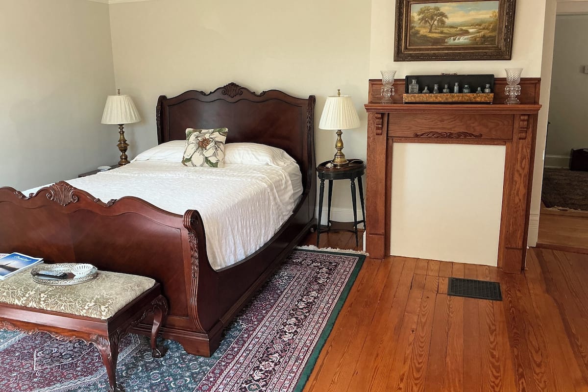 Purdy Room | Iron/ironing board, free WiFi