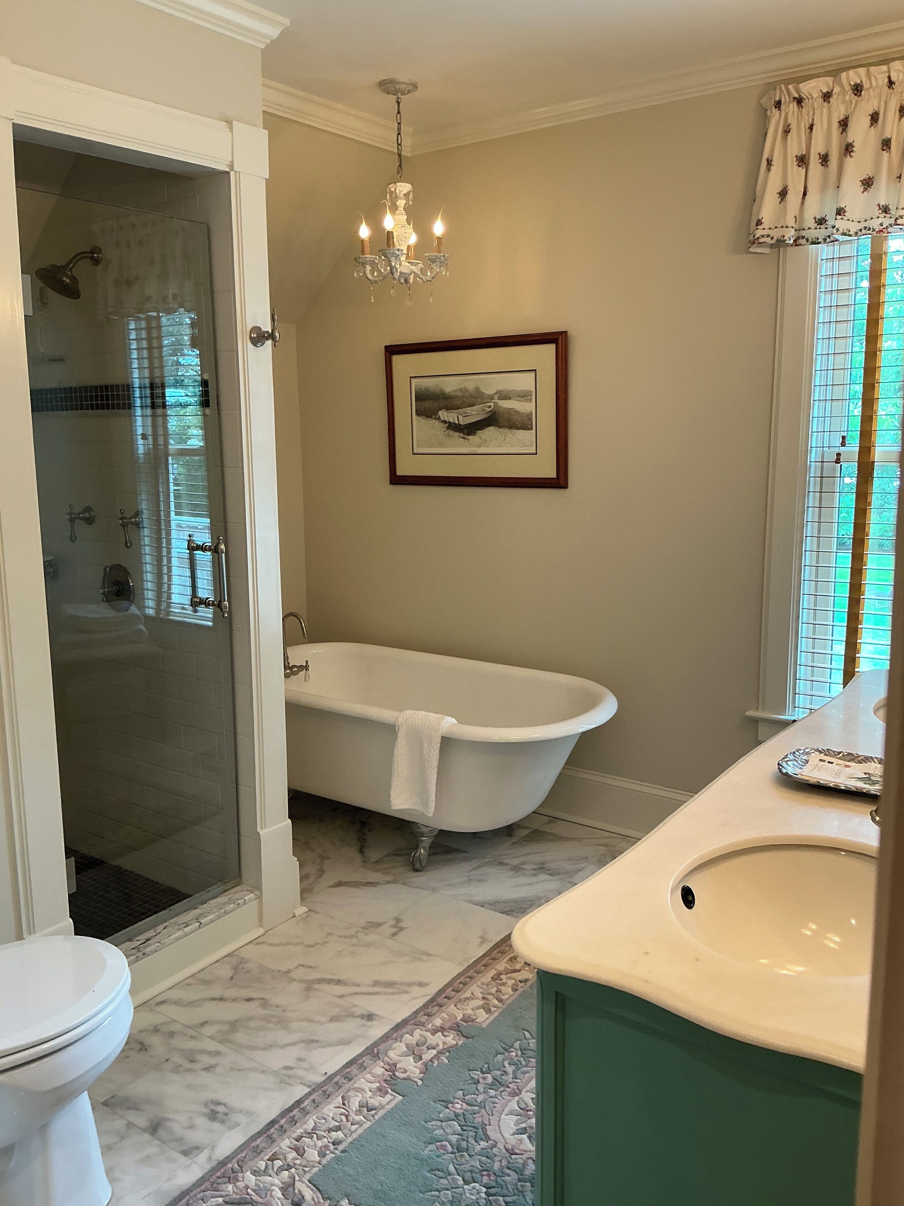 Deluxe kamer | Badkamer | Designer toiletartikelen, een haardroger, badjassen, pantoffels