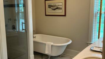 Deluxe kamer | Badkamer | Designer toiletartikelen, een haardroger, badjassen, pantoffels
