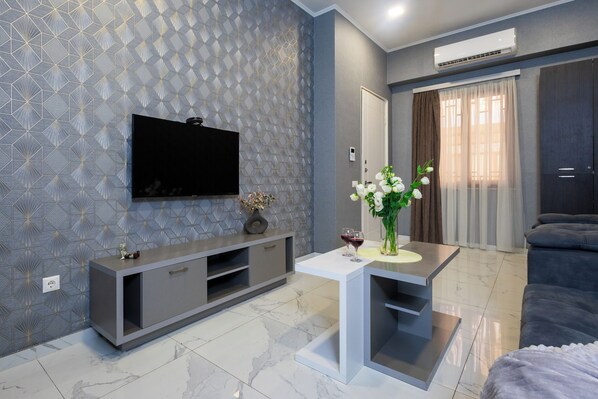 50-吋平面電視，提供有線頻道